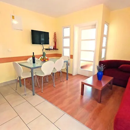 Solaris Modern & Comfortable Apartments With Free Private Parking *