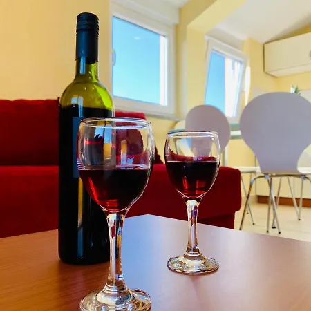 Solaris Modern & Comfortable Apartments With Free Private Parking 公寓